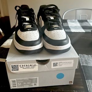 Nike Air Force 1 Low LV8 2 White Swoosh Panda (GS), Y 5.5